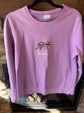 Columbia Lavender Crewneck Sweatshirt with Patterned Bear Graphic